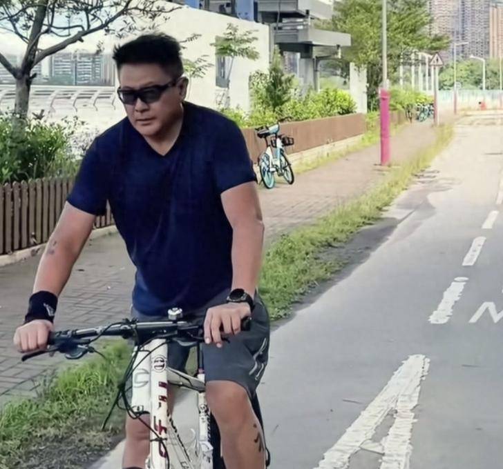 学15岁已经快1米8和父亲长得很像开元棋牌试玩58岁魏骏杰接闺女放(图2)