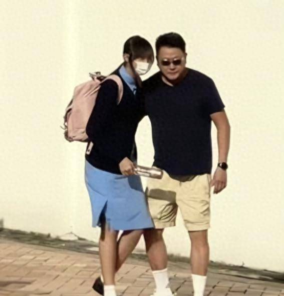 学15岁已经快1米8和父亲长得很像开元棋牌试玩58岁魏骏杰接闺女放(图3)