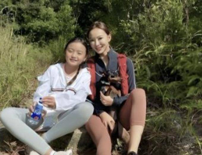 学15岁已经快1米8和父亲长得很像开元棋牌试玩58岁魏骏杰接闺女放(图4)